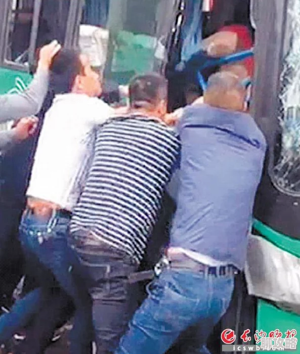 为何公交车被c呻吟双腿打开微博文章引发关注 可能是因为它内容具有争议性引发网友好奇 为何公交车被c呻吟双腿打开微博文章引发关注 可能是因为它内容具有争议性引发网友好奇